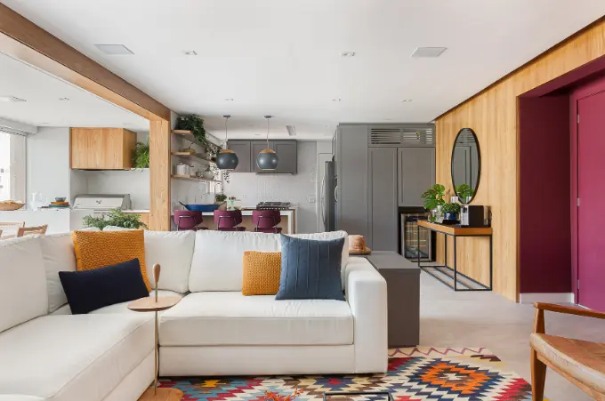 Para um espaço vibrante, use tapetes que combinam com as almofadas coloridos, criando uma conexão harmoniosa e visual dinâmico – Projeto: Duda Senna | Foto: Gisele Rampazzo