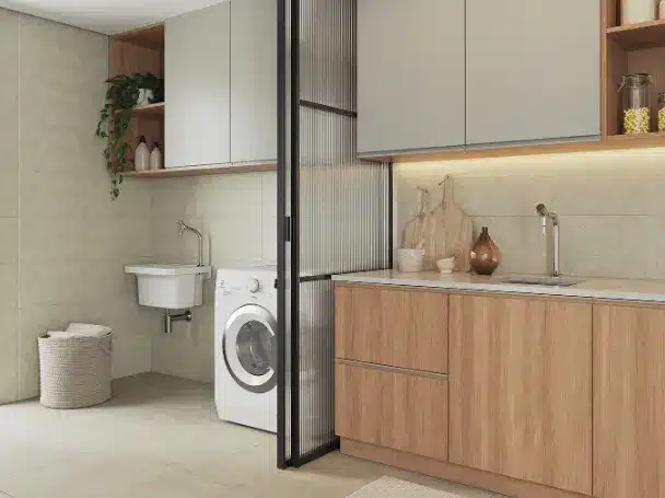 Ambiente com janelas amplas, cortinas claras e tecidos leves, destacando a iluminação.