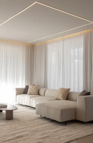 Decoração clean com cores neutras, valorizando tons como bege, off-white e pastel.