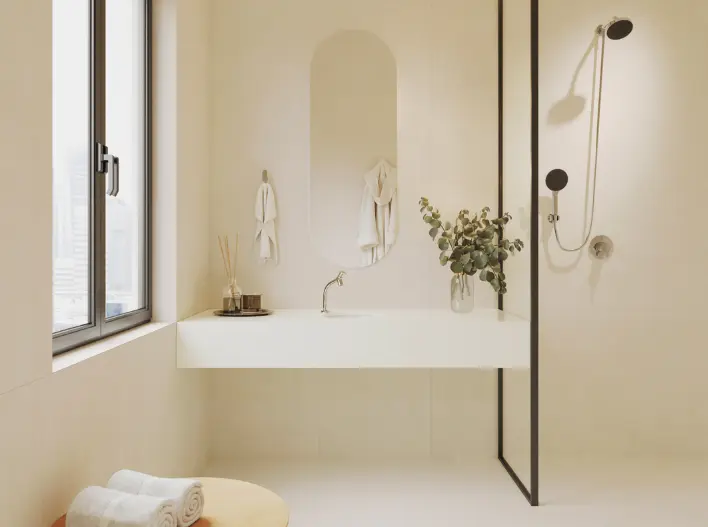 Banheiro decorado com tons neutros, cerâmicas e madeira clara, priorizando a iluminação natural.