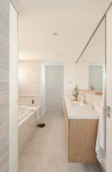 Cozinha com móveis planejados otimizando o espaço e organização, com iluminação eficiente.