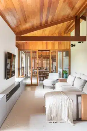 Sala de jantar com espelho para ampliar o ambiente e manter a decoração simples e funcional.