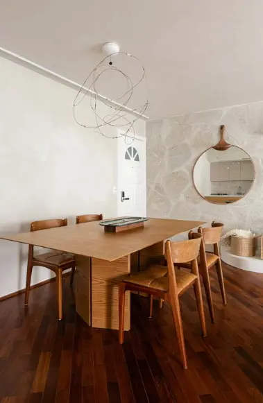 Quarto com porcelanato e elementos de madeira clara para trazer modernidade e aconchego.