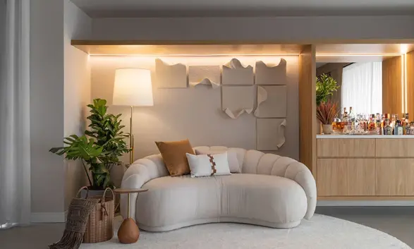 A ideia de usar a cesta de palha simples no quarto é manter o ambiente organizado.