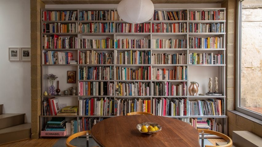 A imagem mostra James Shaw e sua casa subterrânea, que é predominantemente iluminada por luz natural.