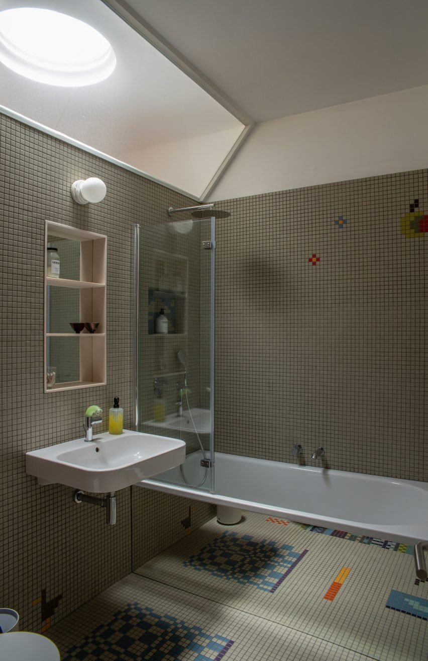 No nível da rua, o quarto destaca esculturas em forma de pera que decoram os cabeceiras da cama.