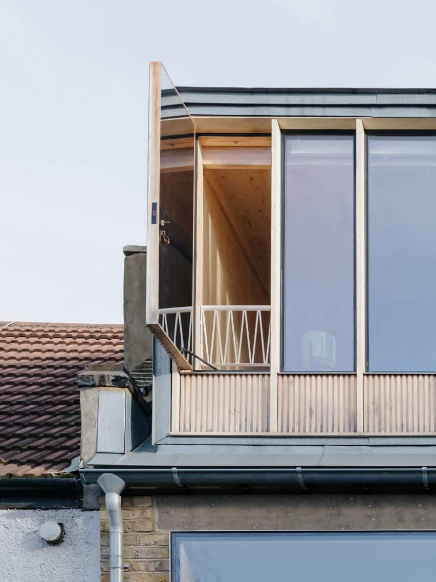 Adição de uma dormer em estrutura de madeira no sótão.