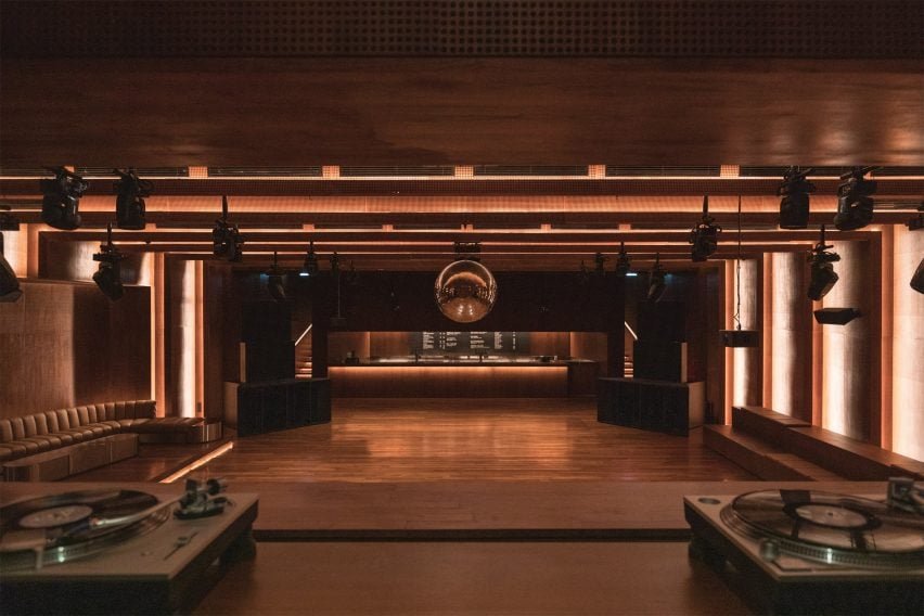 Interior do Klymax, um clube noturno em Bali, com um piso de dança de 208 metros quadrados e mobiliário em madeira de teca.