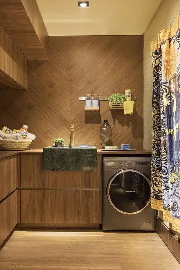 lavanderia planejada com móveis de madeira e máquina de lavar e secar inox – Foto Urbano Studio
