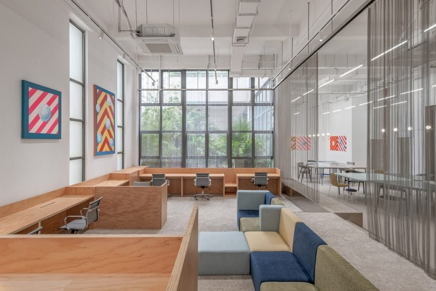 As cortinas metálicas são usadas para borrar a fronteira entre diferentes espaços funcionais.