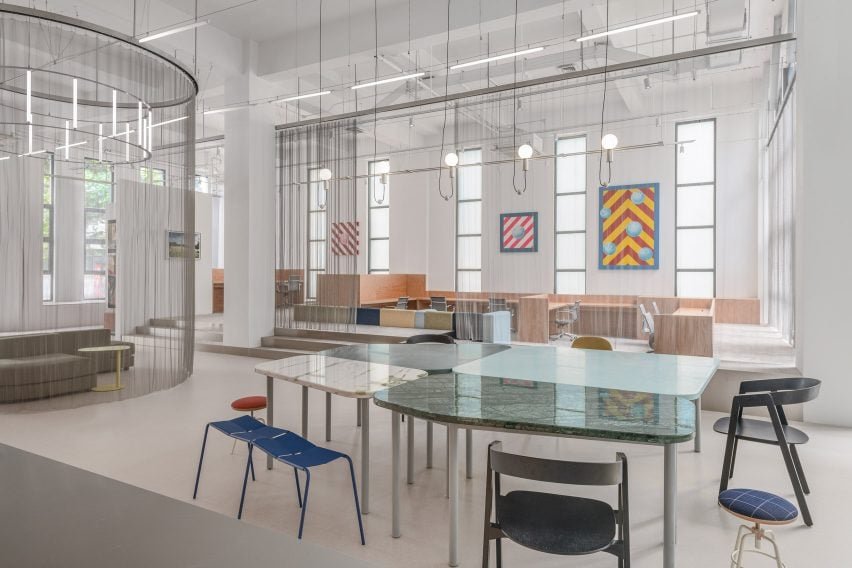 O escritório está localizado em um edifício de três andares em Xangai.