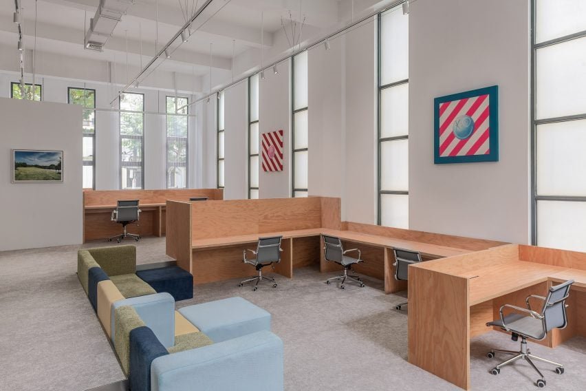 As estações de trabalho estão localizadas em uma área de assento afundada.