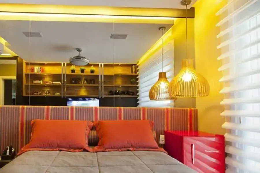 Lustre para quarto com decoração colorida.