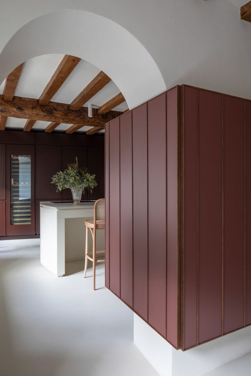 A cozinha do showroom apresenta uma ilha que remete ao edifício icônico Pirelli, com uma atmosfera de eventos de degustação.