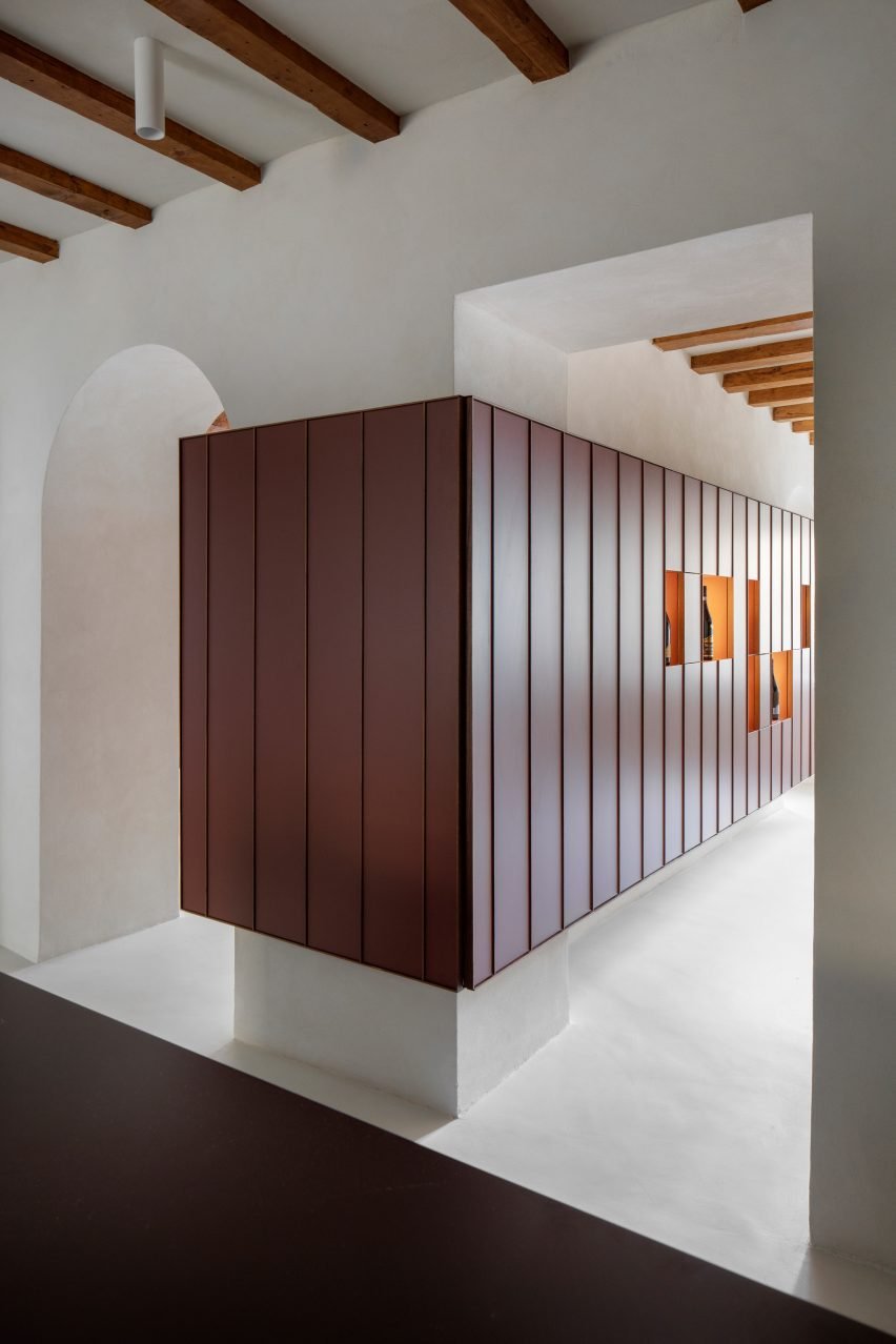 Hall do showroom com um centro de exibição em couro, projetado para destacar os produtos de Masciarelli.