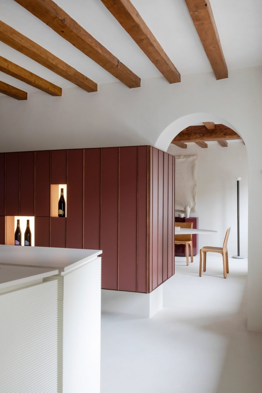 Área de estar no showroom, com arte de Nicola Troilo na parede, refletindo a cultura local de Abruzzo.