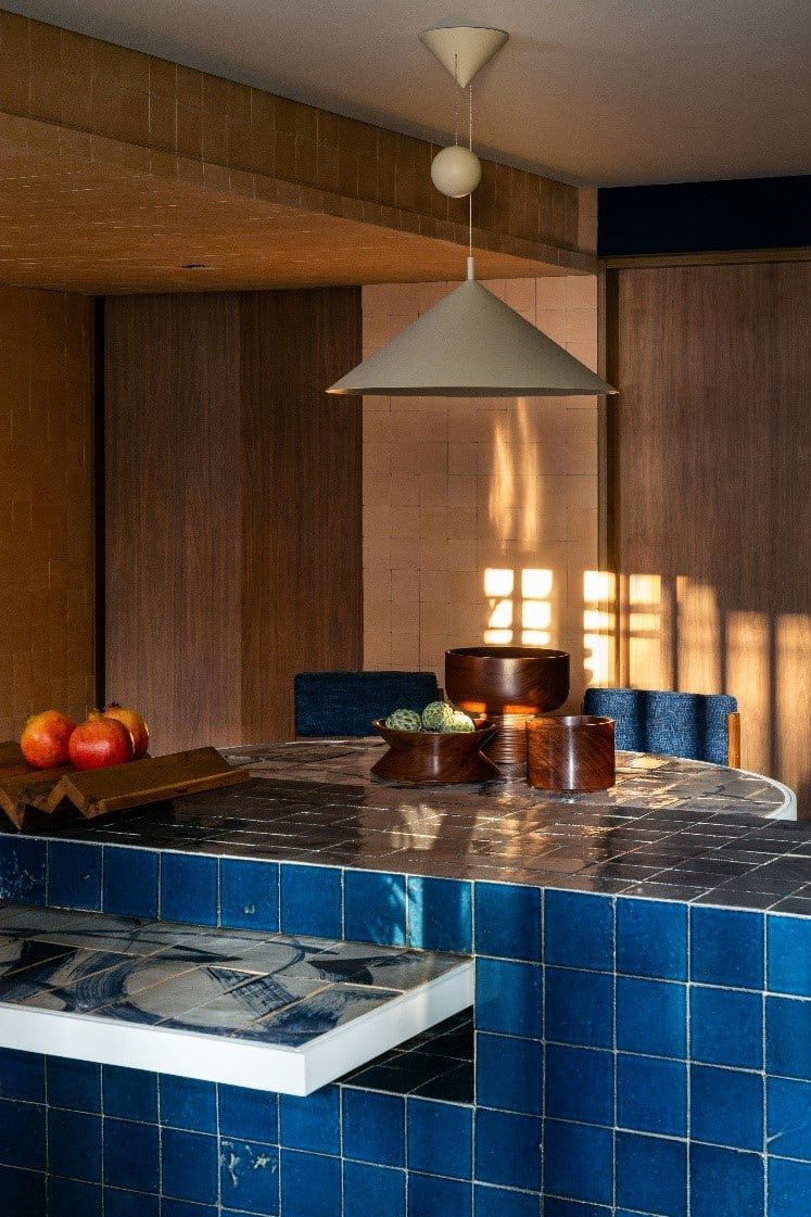 Projeto: Mandril Arquitetura – Cozinha Torno, na CASACOR SP 2024 | Foto: Israel Gollino/CASACORO torno também está representado pela aposta nas linhas curvas, presentes em detalhes da marcenaria, executada pela SCA, que embala a coifa e as laterais do armário.