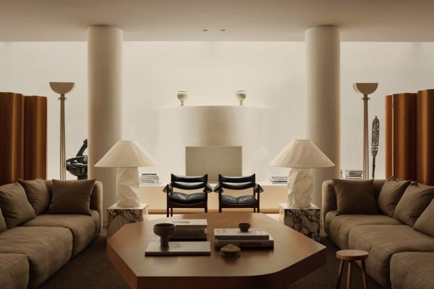 Sala de estar de Mayfair com lâmpadas de mesa em mármore
