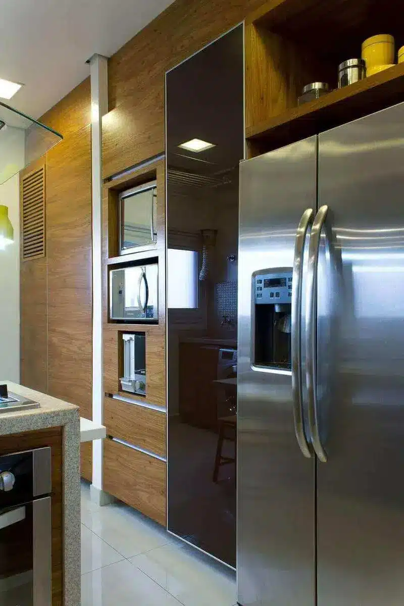 O micro-ondas espelhado pode ser utilizado na cozinha de muitas formas. Projeto de Semíramis Alice Arquitetura & Design