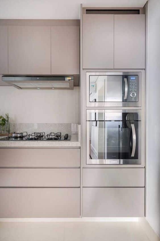O micro-ondas espelhado deixa a cozinha muito tecnológica. Foto: Ideias Decora