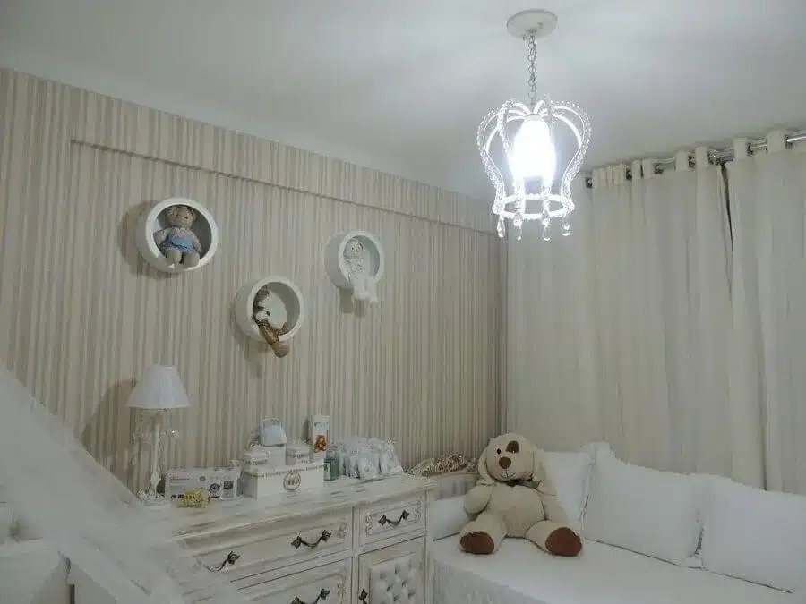 Modelo de lustre decorado para quarto de bebê.