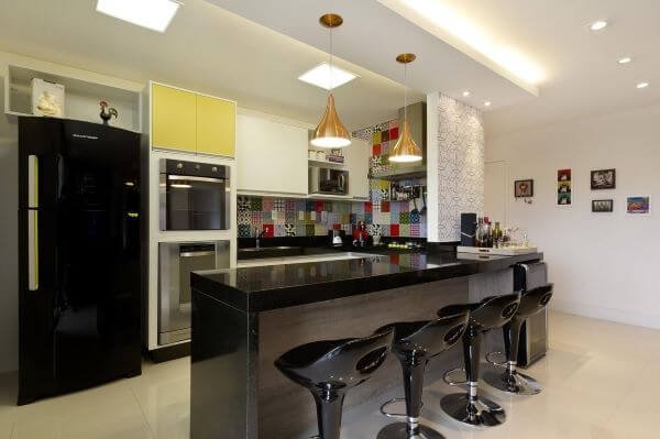 Modelos de cozinha americana geladeira preta – Por: Juliana Conforto