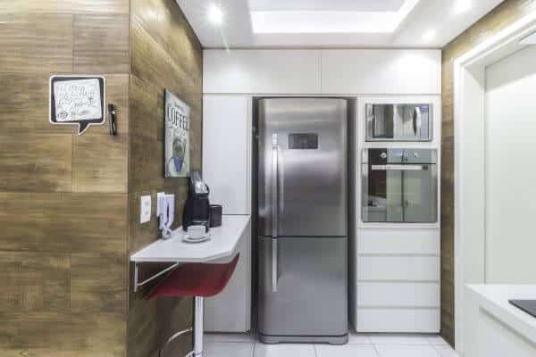 Modelos de cozinha com banqueta vermelha para refeições rápidas – Por: Andre Freitas