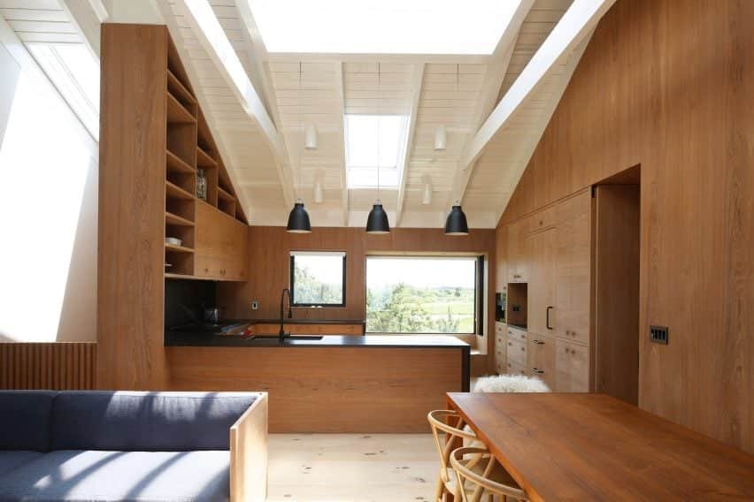 Cozinha de Montauk House, EUA, com claraboias retangulares