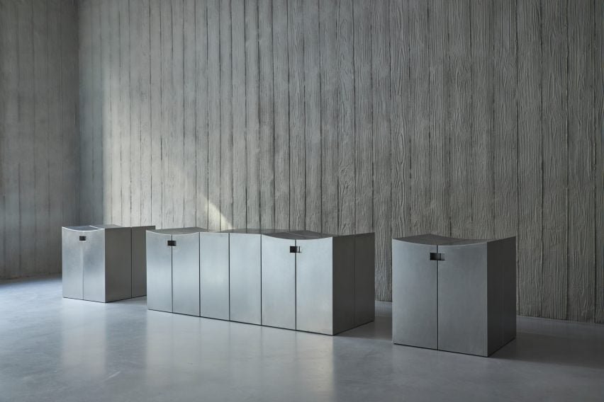 Banquetas Neo-Naturalism que combinam para formar um banco maior.