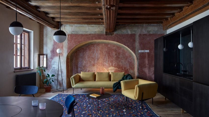 Interior do apartamento de Palau projetado pela Colombo e Serboli Architecture na Espanha, realçando as vigas robustas de madeira.