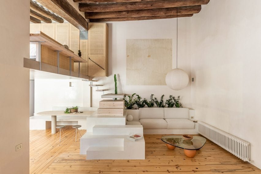 Sala de estar do apartamento Palau, com lâmpada de papel em um espaço construído