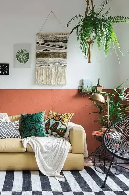 sala de estar com palmeira ráfia