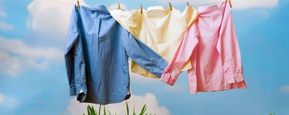 Descrição de roupas coloridas estendidas no varal