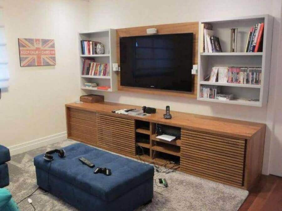 sala simples decorada com painel com rack