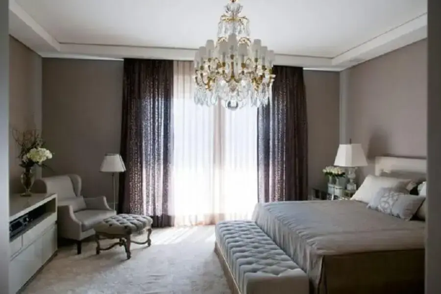 Sofisticado lustre candelabro para decoração de quarto de casal.
