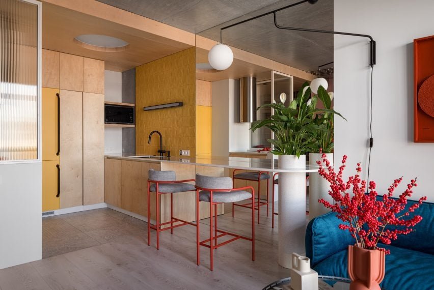 Apartamentos com espaço de armazenamento integrado e cama plataforma.