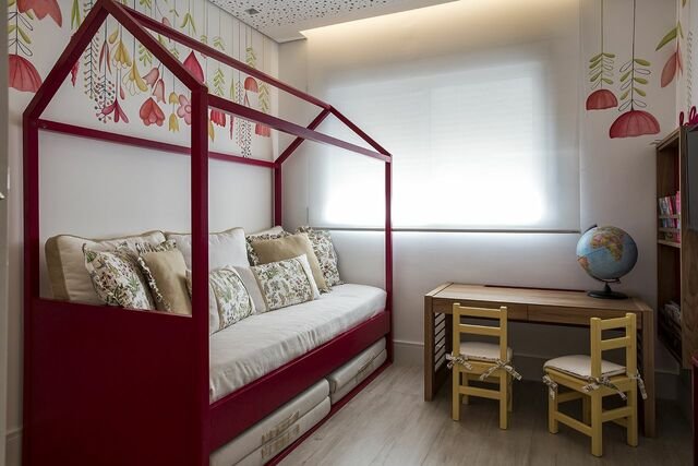 Cama montessoriana na cor vermelha