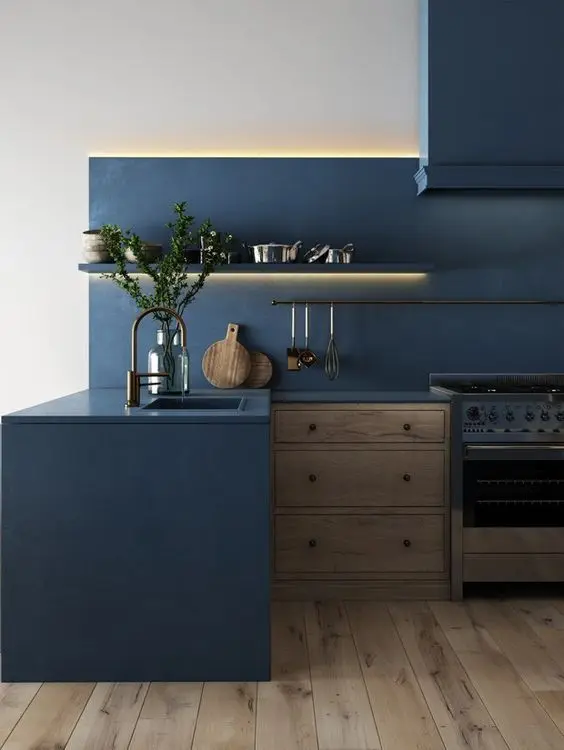 Cozinha com armários pintados de azul