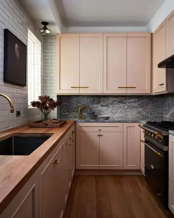 Cozinha com armários pintados de rosa