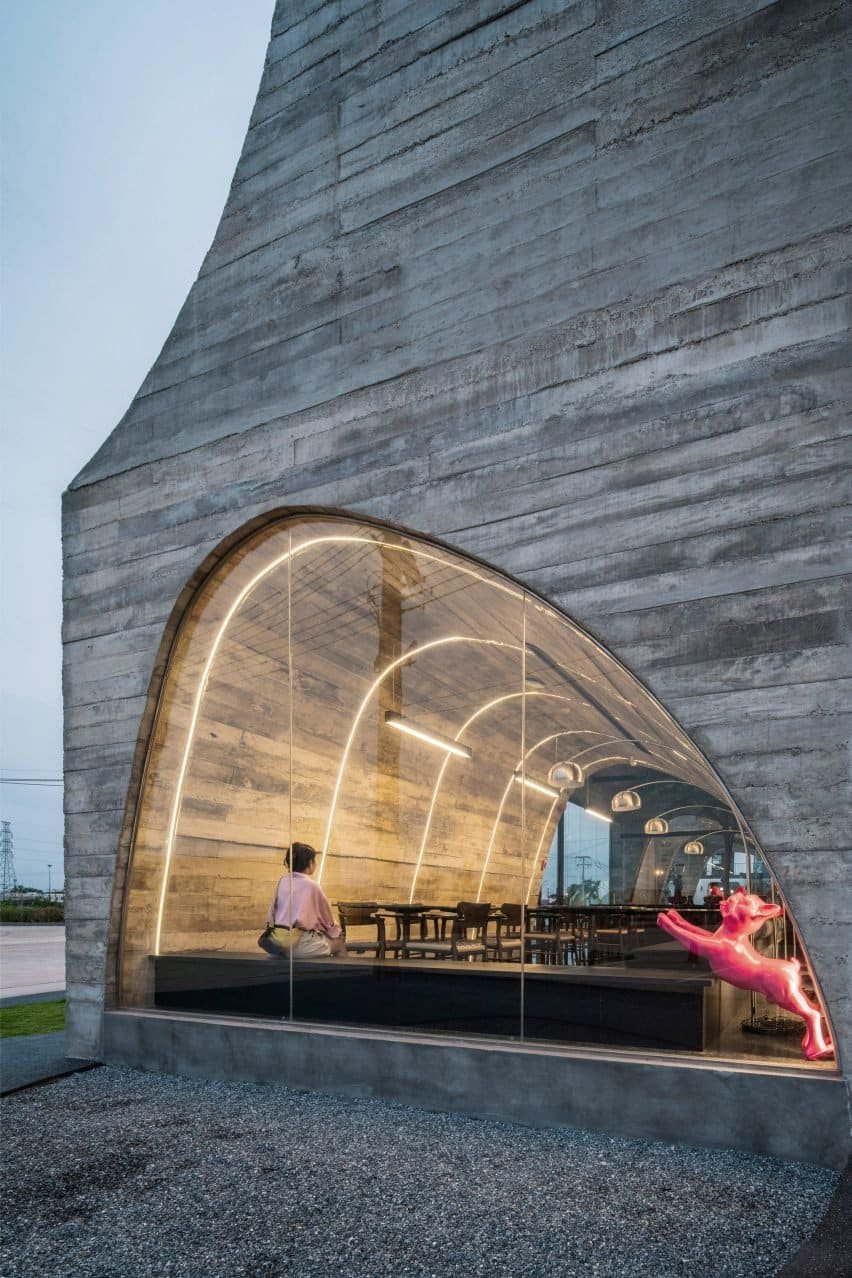 A estrutura de concreto foi projetada para refletir as listras do croissant
