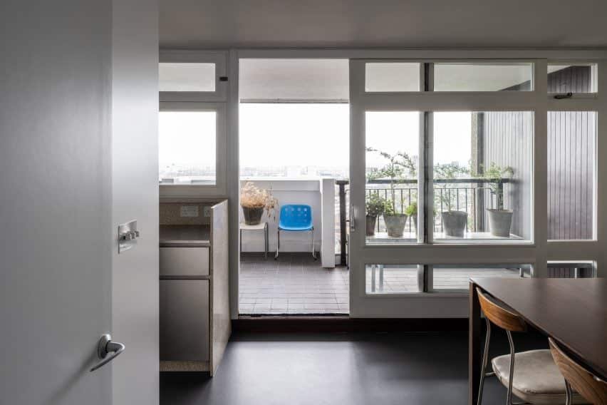 A varanda do apartamento Trellick por Archmongers.