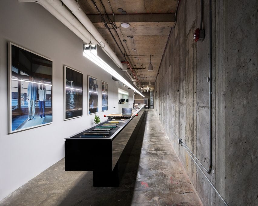 O showroom da Vowels em Manhattan contrasta superfícies de concreto exposto e paredes brancas