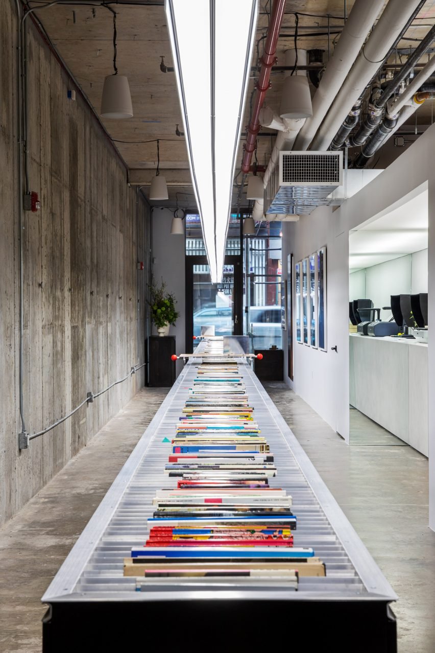 Um caso personalizado para livros raros que se estende pelo centro do showroom