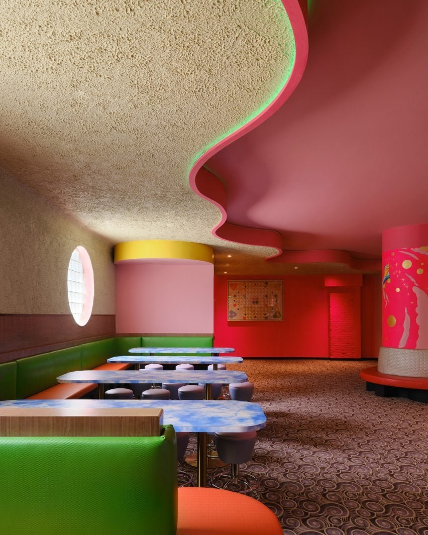 O interior colorido da pista de roller rink em Brooklyn, projetado para criar um espaço multifuncional.